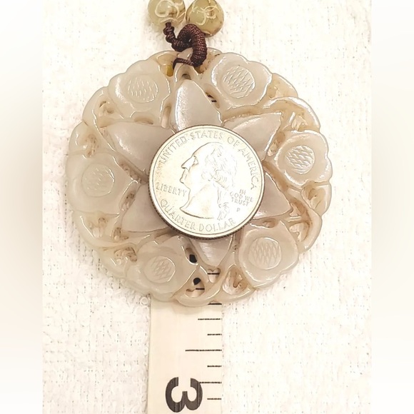 OFFERS WELCOMED - Pierced Mutton Fat Jade Flower Pendant Necklace 57.7g - Picture 8 of 11